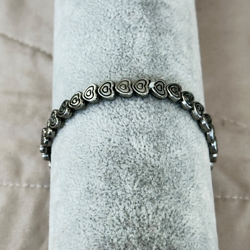 Silver tone stretchy bracelet w/carved Heart beads all the way around - Picture 4 of 13
